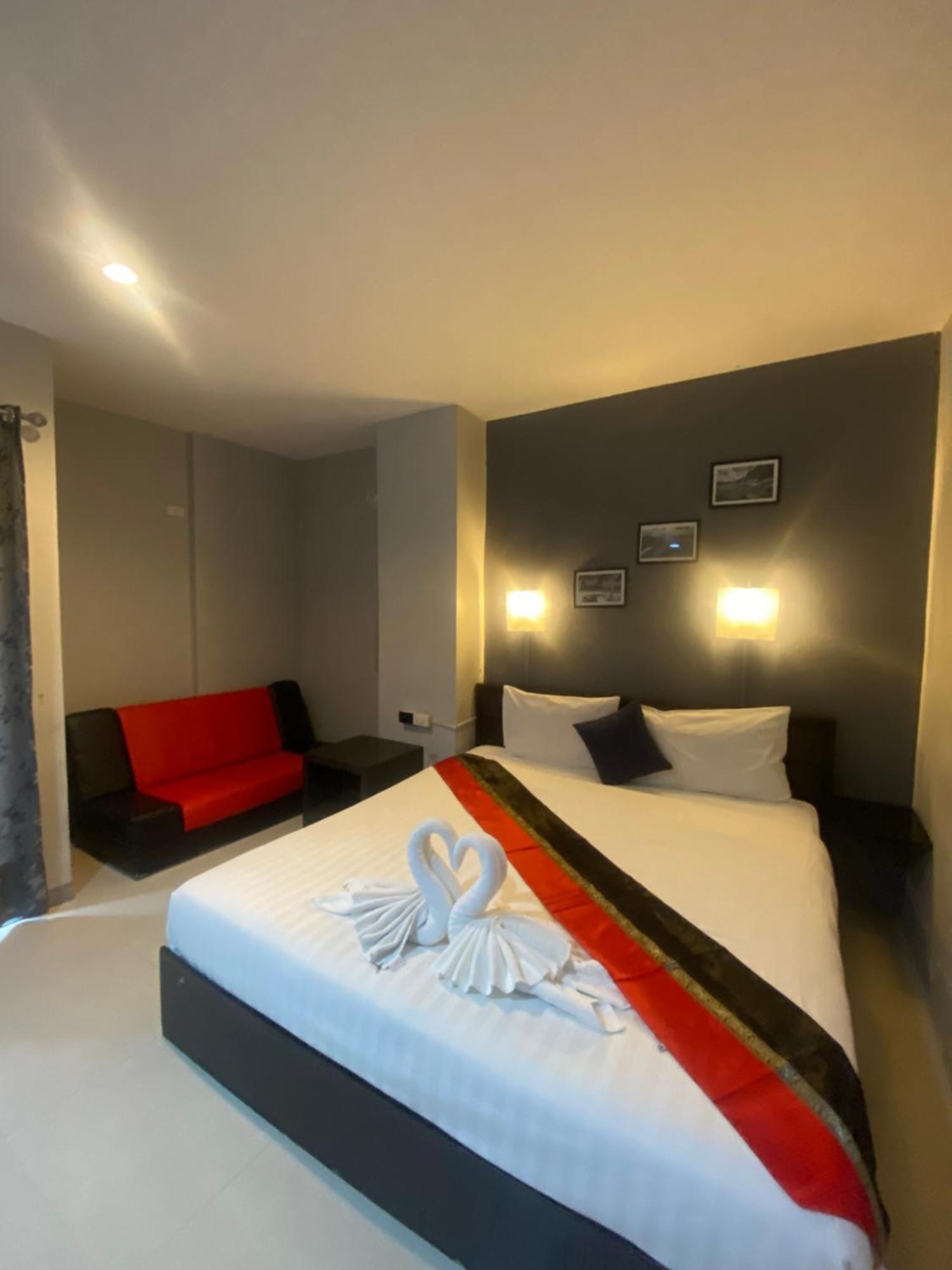 Holiday Home Patong Luaran gambar